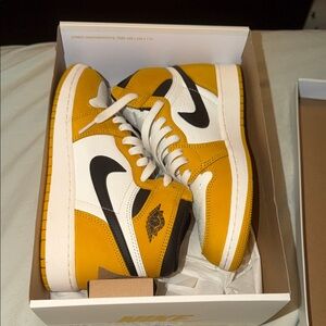 Yellow/Ochre Jordan 1s